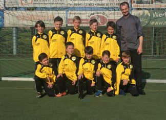 JSG Grafschaft: Gasthaus Assenmacher stattet die E1 mit Trainingsanzügen aus