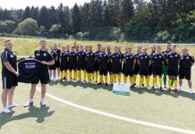 Sebastian Kernenbach rüstet 1. Mannschaft mit neuen Polohemden aus