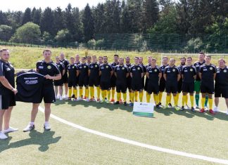 Sebastian Kernenbach rüstet 1. Mannschaft mit neuen Polohemden aus